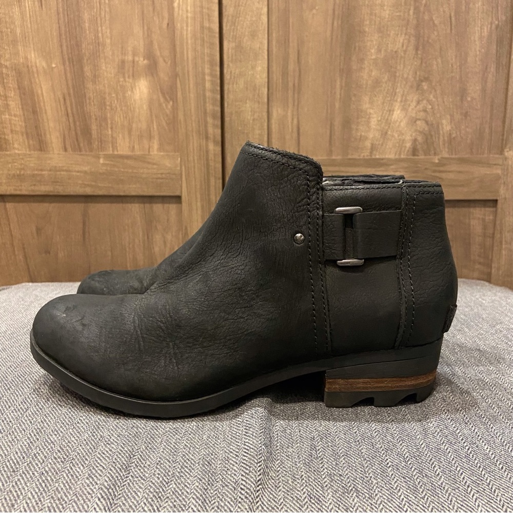 Sorel 'Lolla' Black Leather Zip Ankle Booties 9